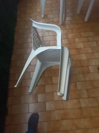 Mesa plegable y 4 sillas de plástico