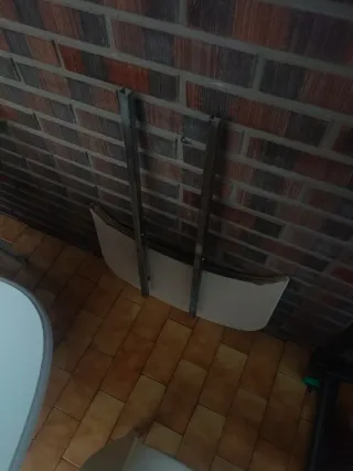 Mesa plegable y 4 sillas de plástico