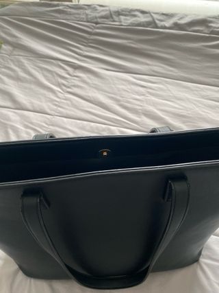 Bolso negro con detalles dorados