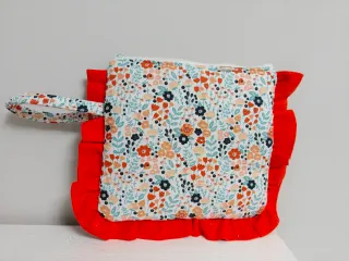 Bolso de mano floral con volantes. Echo a mano