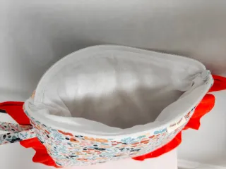 Bolso de mano floral con volantes. Echo a mano