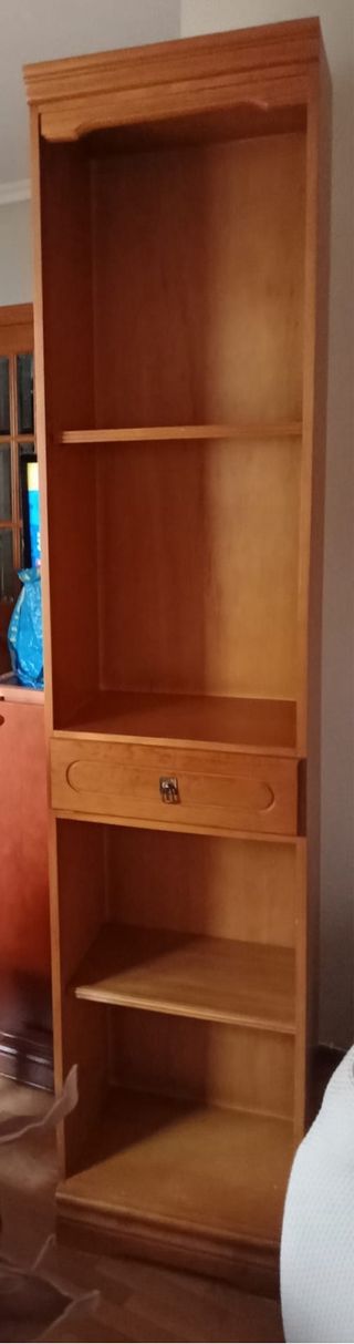 Estantería de madera marrón