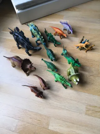 Figuras de dinosaurios de juguete