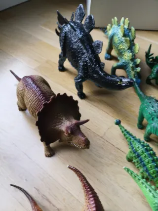 Figuras de dinosaurios de juguete