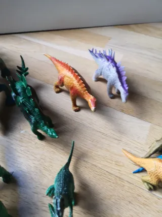 Figuras de dinosaurios de juguete