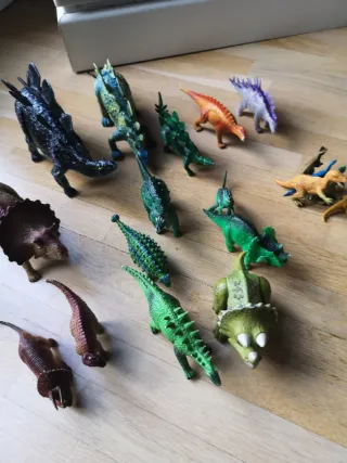 Figuras de dinosaurios de juguete