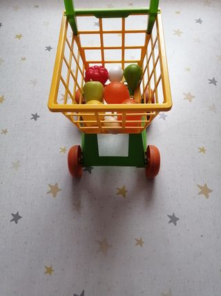 Carrito de juguete con frutas