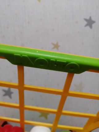 Carrito de juguete con frutas