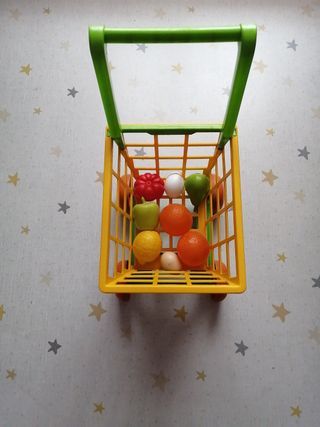 Carrito de juguete con frutas