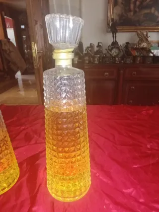 Antichi profumi in vetro intagliato (2 unità)