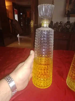 Antichi profumi in vetro intagliato (2 unità)