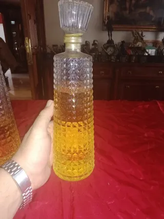 Antichi profumi in vetro intagliato (2 unità)