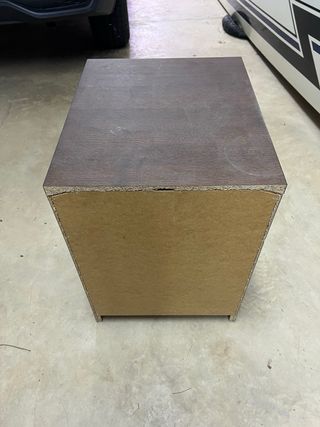 Mesita de noche de madera marrón