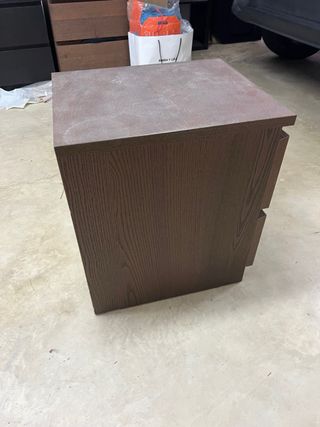 Mesita de noche de madera marrón