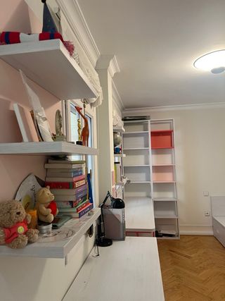 Habitación juvenil:2 Mesas y 2 Camas y estanterias