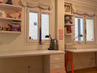 Habitación juvenil:2 Mesas y 2 Camas y estanterias