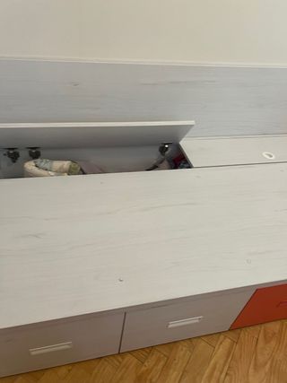 Habitación juvenil:2 Mesas y 2 Camas y estanterias