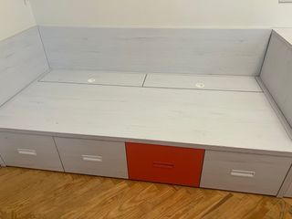 Habitación juvenil:2 Mesas y 2 Camas y estanterias