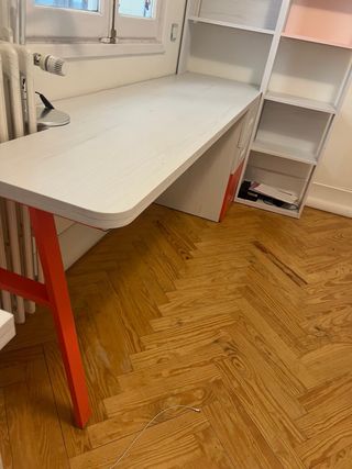 Habitación juvenil:2 Mesas y 2 Camas y estanterias