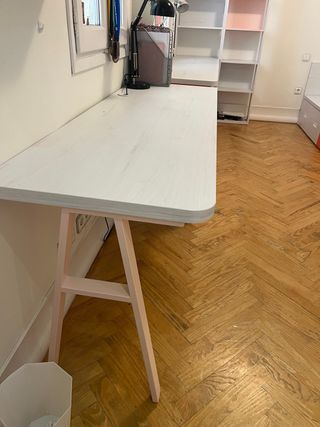 Habitación juvenil:2 Mesas y 2 Camas y estanterias