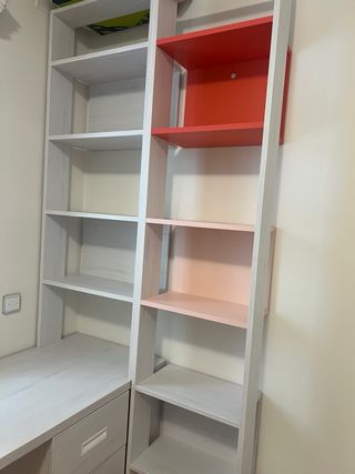 Habitación juvenil:2 Mesas y 2 Camas y estanterias