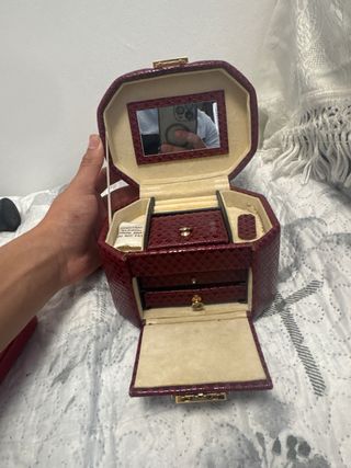 Joyero con diseño de corazones