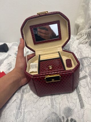 Joyero con diseño de corazones