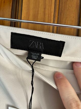 Falda midi Zara satinada beige