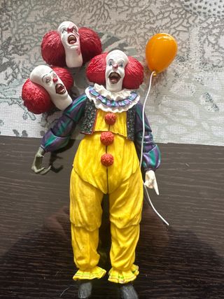 Figura Pennywise NECA con globo