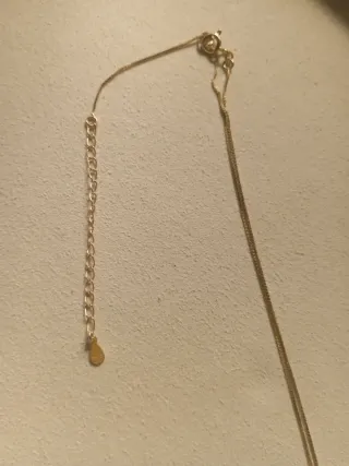 Collar dorado con trébol