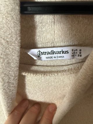 Vestido fino cuello alto beige