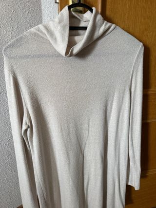 Vestido fino cuello alto beige