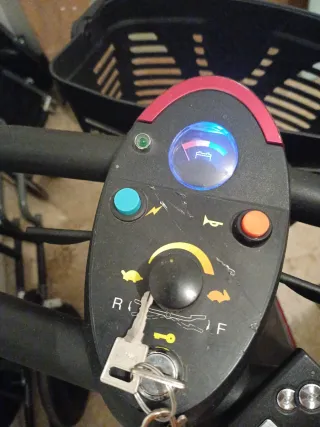 Scooter movilidad reducida eléctrico.