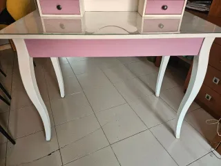 Tocador blanco con espejo y cajones