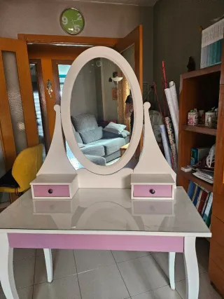 Tocador blanco con espejo y cajones