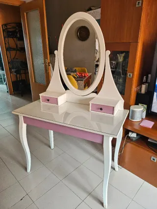 Tocador blanco con espejo y cajones