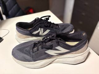 New Balance FuelCell Rebel v4 Negro/Gris