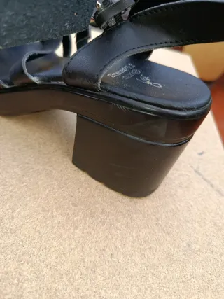 Sandalias negras elegantes de tiras con tacón