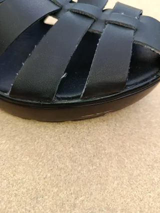 Sandalias negras elegantes de tiras con tacón