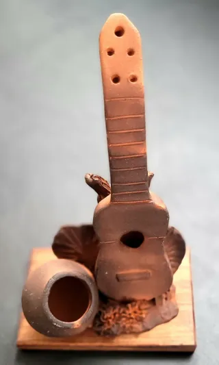 Figura terracota guitarra y cántaro