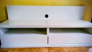 Mesa de salón blanca con cajones