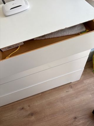 Cómoda blanca con cajones