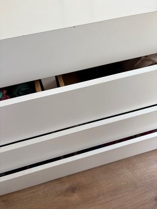 Cómoda blanca con cajones