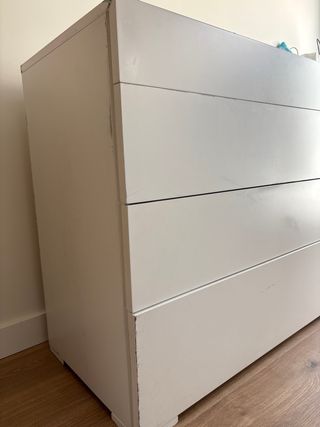 Cómoda blanca con cajones