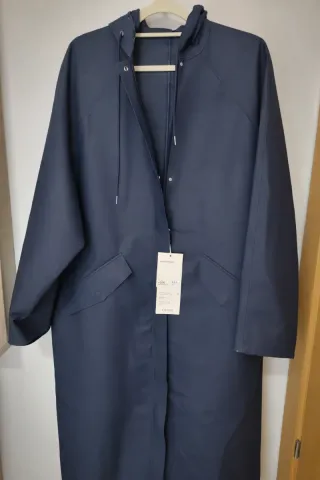 Oysho Impermeable Azul Marino con Capucha