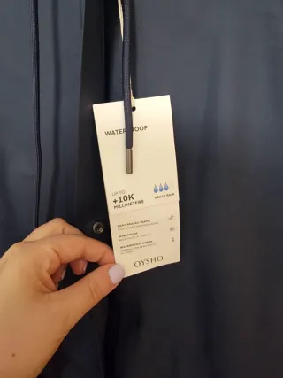 Oysho Impermeable Azul Marino con Capucha