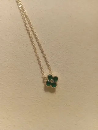 Collar dorado con trébol verde