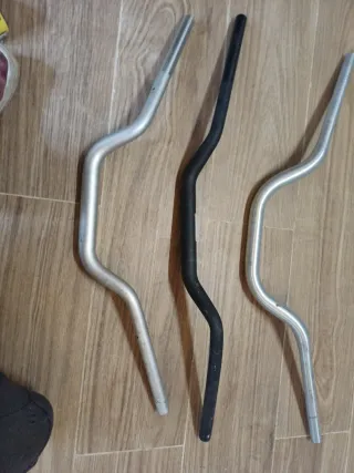 Manillar de bicicleta plateado y negro