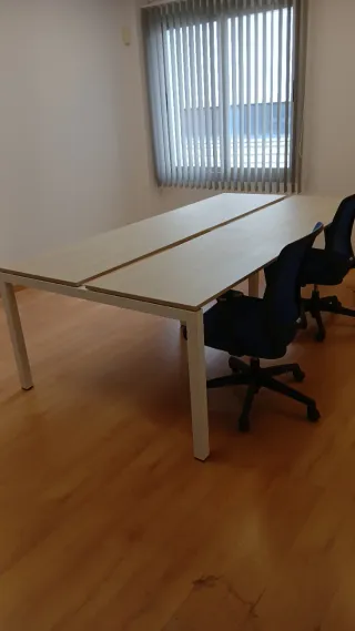 Mesa de escritorio madera y metal.