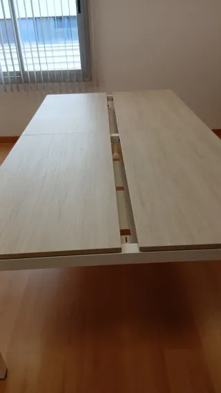 Mesa de escritorio madera y metal.